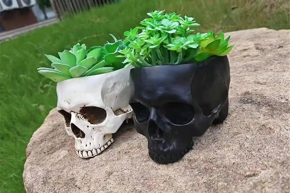 18 Gothic Halloween Planter Ideas