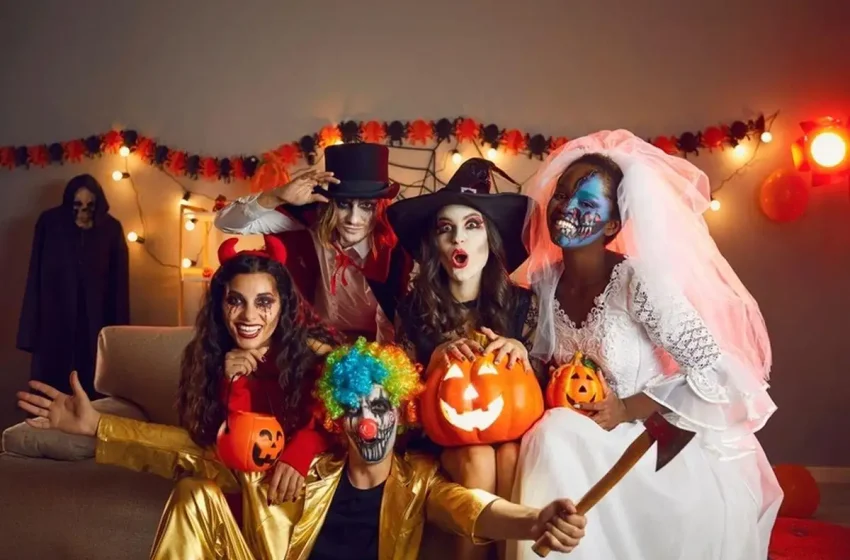  21 Group Halloween Costumes for Friends