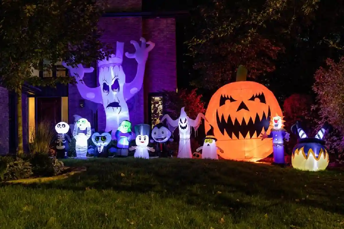 15 Halloween Yard and Porch Decorations